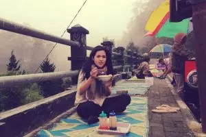 Coba kamu tebak, selebriti Tanah Air ini lagi nyantai dimana hayo?