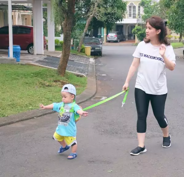 Diikat pakai tali harness, cara jaga anak ini tuai perdebatan netizen