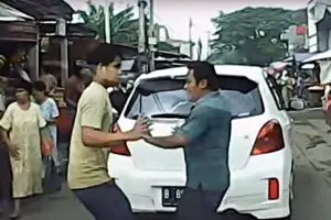 Tabrakan 'sadis' yang malah bikin ngakak dan berbunga-bunga
