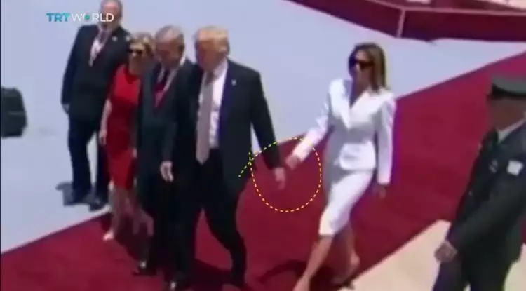 First lady AS tepis tangan Trump yang ingin menggandeng, ada apa ya?