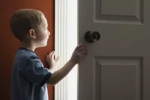 Ditinggal orangtua sendirian, bocah ini lakukan hal tak terduga