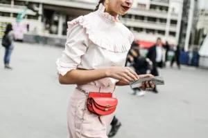 Lagi hype, 10 inspirasi gaya tas pinggang ini bikin kamu makin trendi