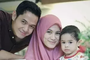 Menikah muda, ini 10 potret bahagia Alyssa Soebandono bareng keluarga