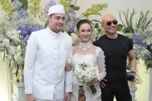 Bukti tetap akur, 5 seleb ini tak canggung hadiri pernikahan mantan