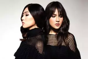 Reaksi cowok Korea nonton video klip Raisa-Isyana bikin senyum sendiri