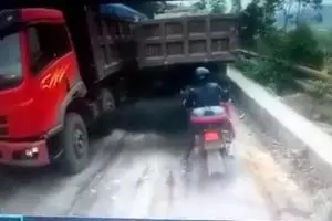 Nasib pemotor ini sial banget, udah dandan rapi malah kena begini