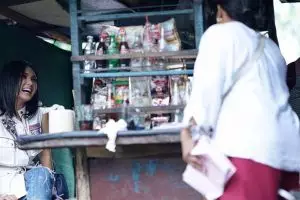 Santai makan di warung tepi jalan, kata-kata Yuni Shara ini menyentuh