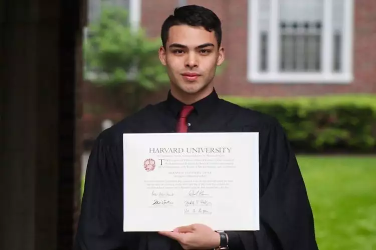 Dulunya tukang pembersih toilet, pria tampan ini kini lulusan Harvard