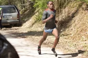 Cuma pakai kaus kaki, pria ini berhasil menang lari maraton 23 km