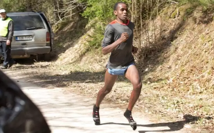 Cuma pakai kaus kaki, pria ini berhasil menang lari maraton 23 km