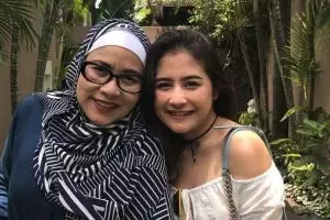 10 Potret Ully Djulita, mama Prilly Latuconsina yang eksis abis