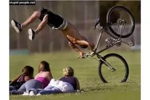 10 Foto orang mau gaya malah ketiban apes, duh banget pokoknya