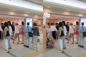 Cuma beli roti tawar, tapi antrean orang-orang ini sampai di luar toko