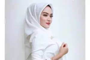 Sevira Tari, sosialita cantik berhijab yang penampilannya glamor abis