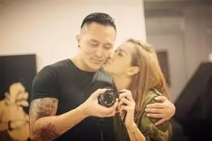 10 Potret kemesraan Demian Aditya dengan sang istri, bak masih pacaran