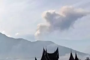 Meletus dua kali, status Gunung Marapi Sumbar waspada