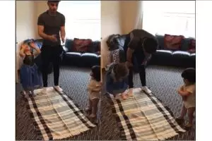 Video 2 bocah ikuti kakaknya yang sedang salat ini lucu abis