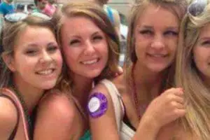 Sulitnya menemukan keanehan pada foto pose para wanita ini