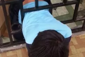 Niat 'kabur' dari rumah, bocah ini malah terjebak di teralis pintu