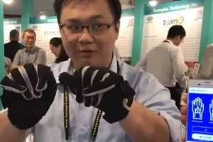 Sarung tangan pintar ini canggih, bisa ubah bahasa isyarat jadi teks