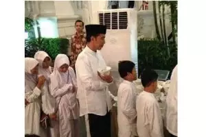 3 Momen kesederhanaan Presiden Jokowi di bulan Ramadan ini bikin salut