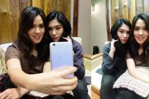 9 Trik mudah biar kamu fotogenik pas selfie rame-rame