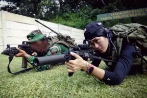 Berbalut seragam militer, kecantikan 7 seleb ini nggak luntur