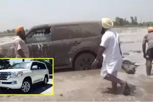 Petani ini bajak sawah pakai mobil mewah, alasannya bikin ketawa