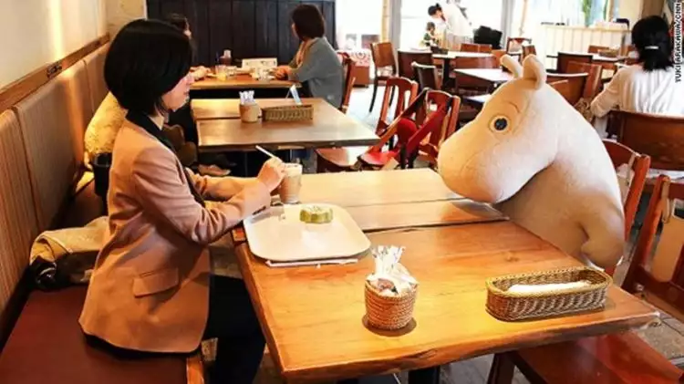 Di negara ini lagi tren makan sendirian di restoran, cocok buat jomblo