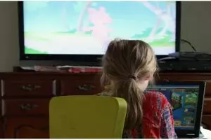 Sebaiknya tidak meletakkan TV di kamar anak, ini alasannya