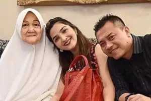 6 Seleb yang rayakan Ramadan tahun ini tanpa didampingi orangtua lagi