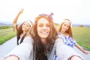 10 Momen fail saat selfie rame-rame ini kocak, bikin ngakak