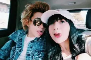 Cuek disebut penyuka sesama jenis, begini kedekatan Dera & Yuniza Icha