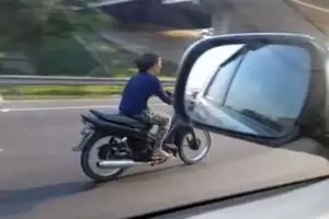 Lagi, emak-emak bawa motor gegerkan pengguna Tol Jakarta-Cikampek