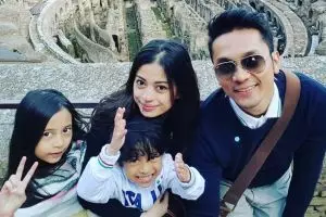 10 Potret mesra keluarga Angie 'Virgin' yang kini tinggal di Inggris