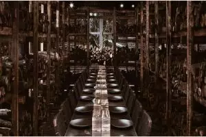 Jumlah kayu bulat yang dipakai restoran bertema desa bikin tercengang