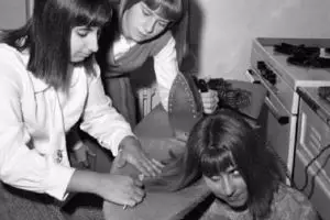 7 Foto ini tunjukkan uniknya cara cewek tahun 60-an ngelurusin rambut