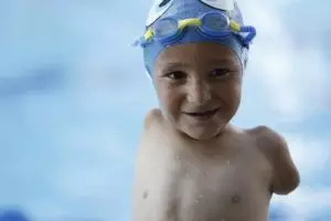 Meski terlahir tanpa tangan, bocah 7 tahun ini juara renang