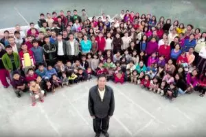 Pria ini tinggal satu atap dengan 39 istri, 94 anak dan 33 cucu