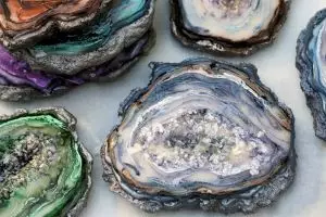 10 Inspirasi unik kue bertema Geode, cocok dimakan pas lebaran