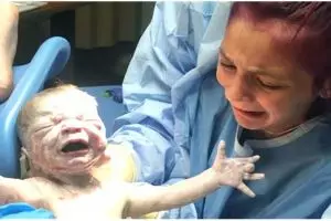 Kisah gadis 12 tahun bantu dokter tangani persalinan ibunya ini viral