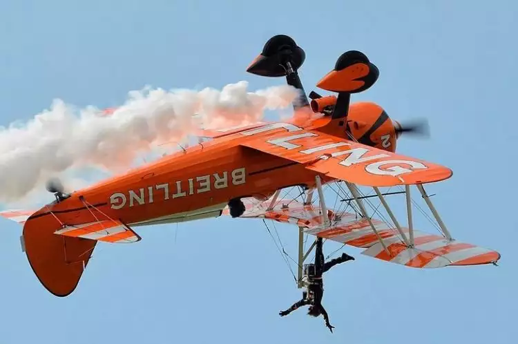 10 Foto aksi cewek cantik di sayap pesawat yang sedang terbang, ngeri