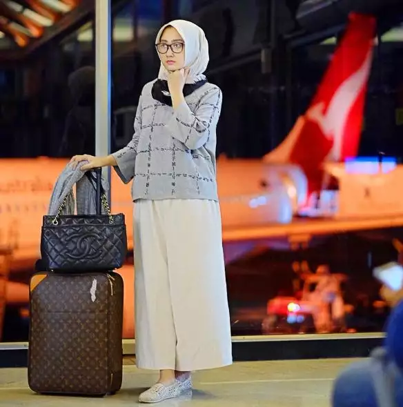 10 Airport style ala Dian Pelangi ini bisa ditiru nih, hijab traveler