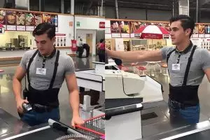 Berbadan sixpack, pesona kasir ganteng ini bikin heboh kaum hawa