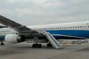 Gagal paham, wanita ini malah buka pintu pesawat saat mau lepas landas