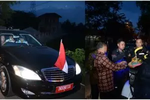 Potret Presiden Jokowi, buka puasa bareng paspampres di pinggir jalan