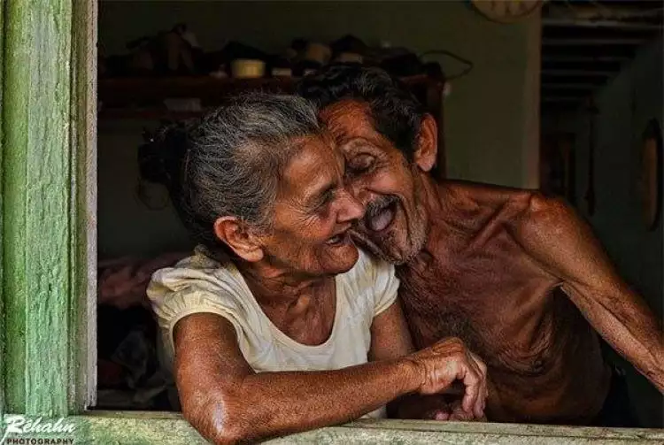 12 Potret kemesraan lansia ini buktikan cinta tak kenal kedaluwarsa