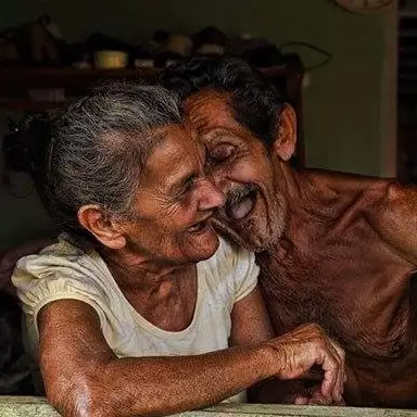 12 Potret kemesraan lansia ini buktikan cinta tak kenal kedaluwarsa