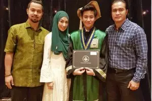 Bikin adem, 6 seleb cantik ini hadiri wisuda anak bareng mantan suami
