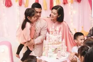 Jarang diekspos, ini 10 foto lucunya dua anak Dian Sastrowardoyo
